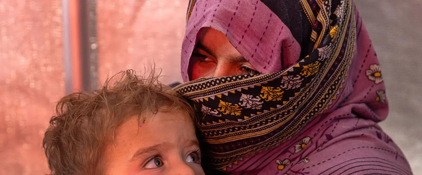 Una mujer afgana que regresó de Pakistán unas horas atrás descansa