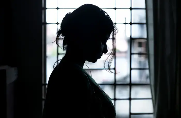 profil d'une femme à une fenêtre