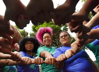 Le sport est un outil puissant de transformation sociale et d’autonomisation. Au Brésil, il enseigne aux jeunes leaders du sport des valeurs inhérentes comme le travail d’équipe, la résilience, l’autonomie, l’estime de soi et le leadership, tout en leur apprenant à promouvoir des messages positifs dans un environnement festif. Photo : ONU Femmes/Rossana Fraga