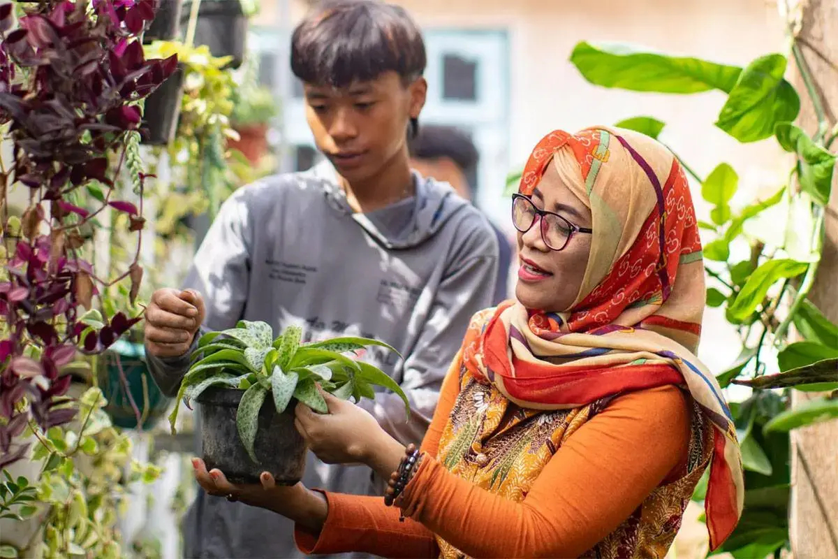 En tant qu'enseignante, Azizah s'intéresse depuis toujours au bien-être et au développement des jeunes. Java Est, Indonésie, 2022. Photo : ONU Femmes/Satu Bumi Jaya