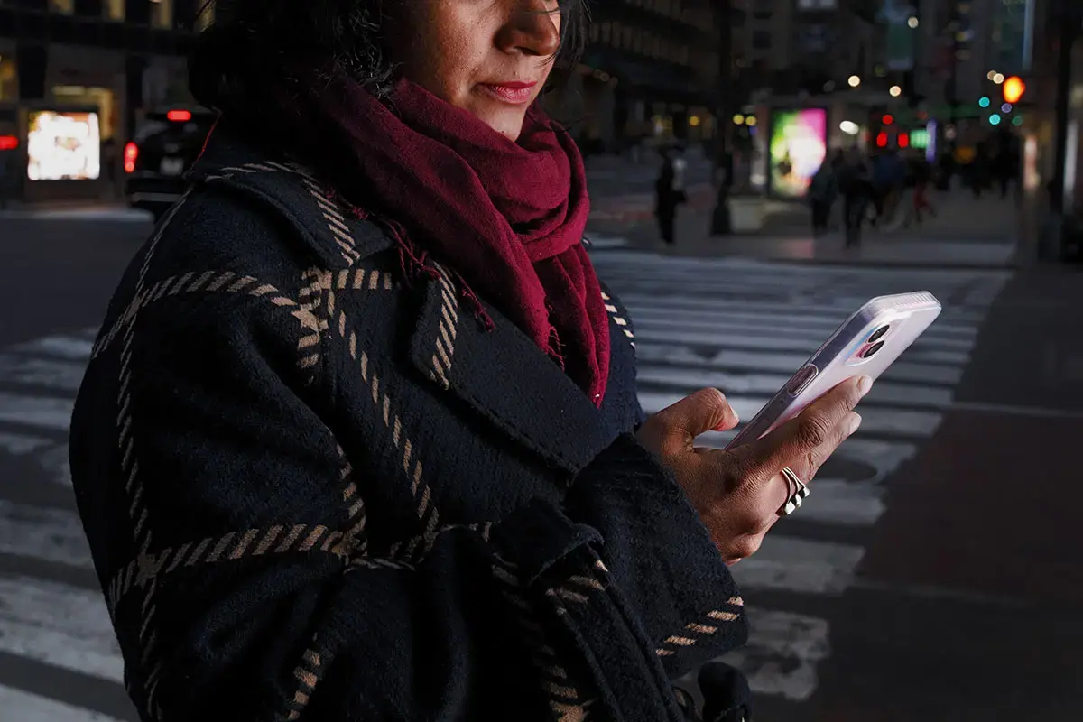 photo d'une femme regardant son téléphone portable