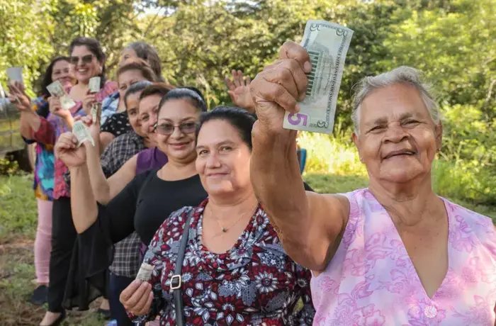 Women from the “Mujeres Candelareñas” economic empowerment project in Candelaria de la Frontera, Chalchuapa, Santa Ana, El Salvador. In the photo: Iliana Veralí Lemus, Denni Elizabeth Linares, Delma Noris Morales, Dora Alicia Gonzáles, Nora Daysi Hernández, Rosario Elizabeth Ramos, Mirna Esperanza Cerna, Andrea Campos, Rosa Flandes accompanied by Jéssica Maria Procarioni, Territorial Coordinator for UN Women El Salvador, who is supporting the Trifinio Women's Network through the MELYT program. Photo: UN Wom