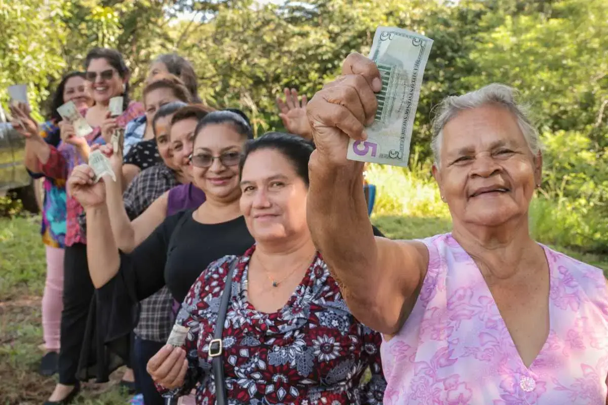 Women from the “Mujeres Candelareñas” economic empowerment project in Candelaria de la Frontera, Chalchuapa, Santa Ana, El Salvador. In the photo: Iliana Veralí Lemus, Denni Elizabeth Linares, Delma Noris Morales, Dora Alicia Gonzáles, Nora Daysi Hernández, Rosario Elizabeth Ramos, Mirna Esperanza Cerna, Andrea Campos, Rosa Flandes accompanied by Jéssica Maria Procarioni, Territorial Coordinator for UN Women El Salvador, who is supporting the Trifinio Women's Network through the MELYT program. Photo: UN Wom