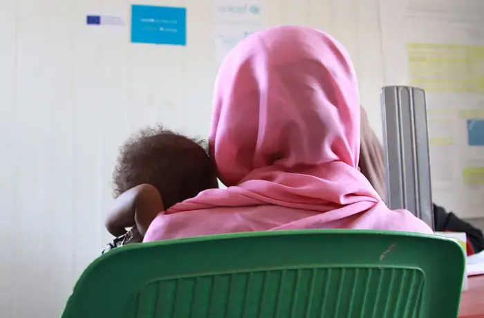 Une mère et sa fille d’un an atteinte de malnutrition aiguë sévère bénéficient d’un traitement au centre de santé Hayal Arab à Atbara dans l’État du Nil au Soudan. Photo : UNICEF/UNI607280/Ahmed