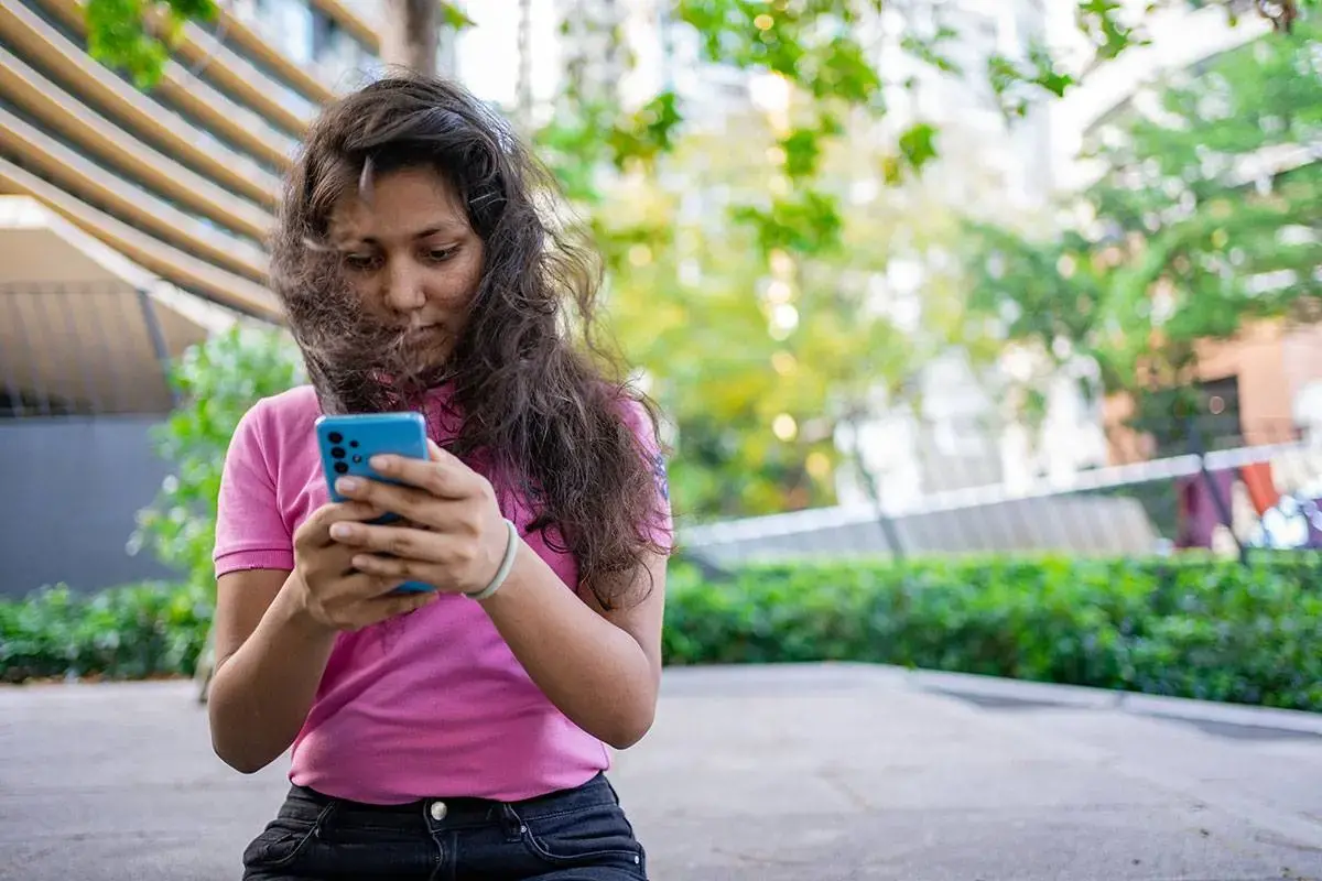 Une adolescente utilise son téléphone, Thaïlande, 2022. Photo : ONU Femmes/Gagan Thapa Magar : ONU Femmes/Gagan Thapa Magar.