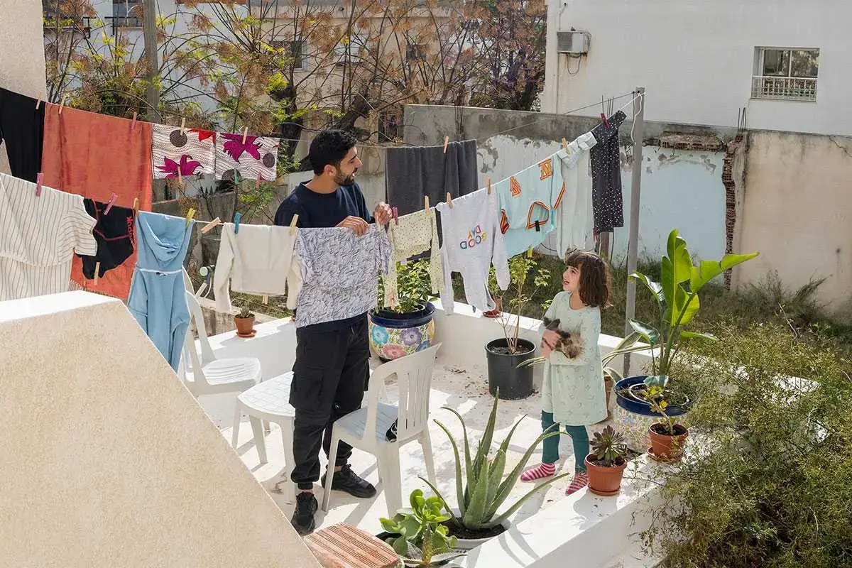 Un père et sa fille font la lessive ensemble, Tunisie. 2023. Photo : ONU Femmes/Séverine Sajous.